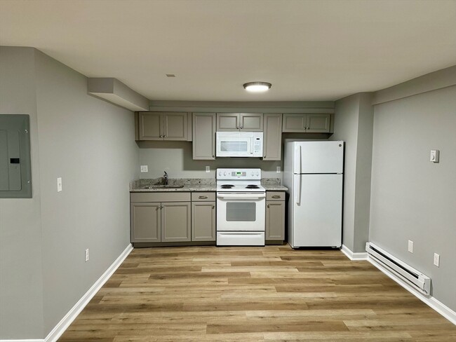 38 Emmons St-Unit -5 in Franklin, MA - Foto de edificio - Building Photo