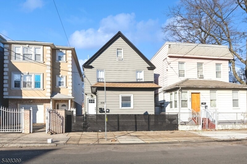 604 N 8th St in Newark, NJ - Building Photo