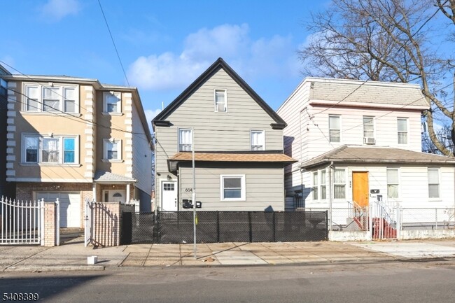 property at 604 N 8th St