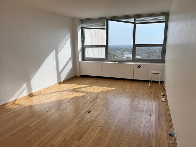 1700 E 56th St, Unit High floor in Chicago, IL - Building Photo - Building Photo