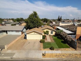 980 S Spruce St in Tulare, CA - Building Photo