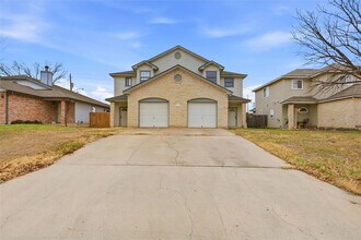 Room in Duplex on Gwendolyn Ln in Austin, TX - Building Photo - Building Photo