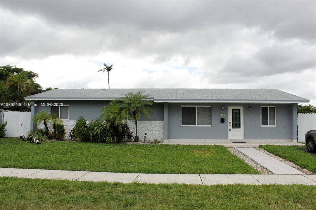 5124 SW 128th Ave in Miami, FL - Building Photo