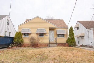 15305 Rockside Rd in Maple Heights, OH - Building Photo