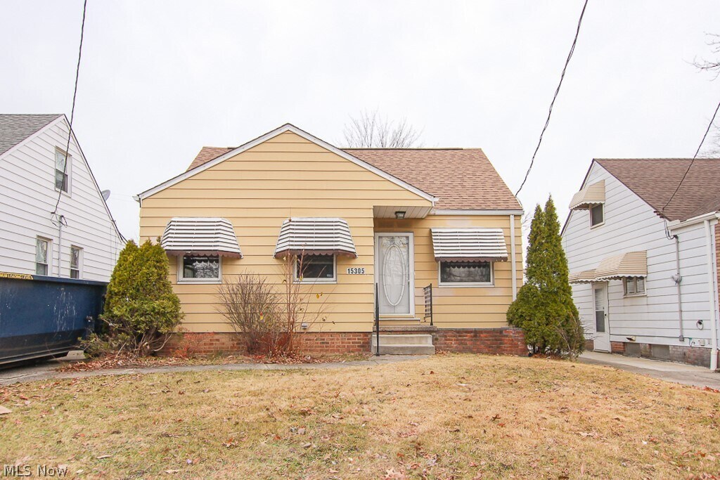 15305 Rockside Rd in Maple Heights, OH - Building Photo