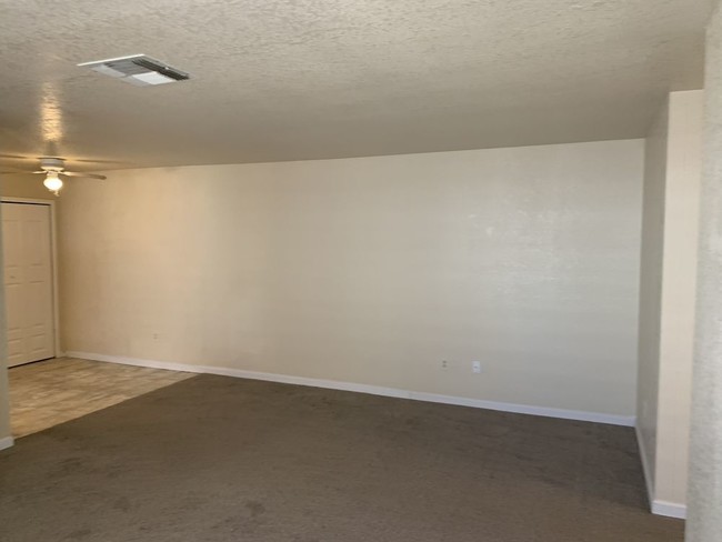 851 Baseline Rd in Bullhead City, AZ - Foto de edificio - Building Photo