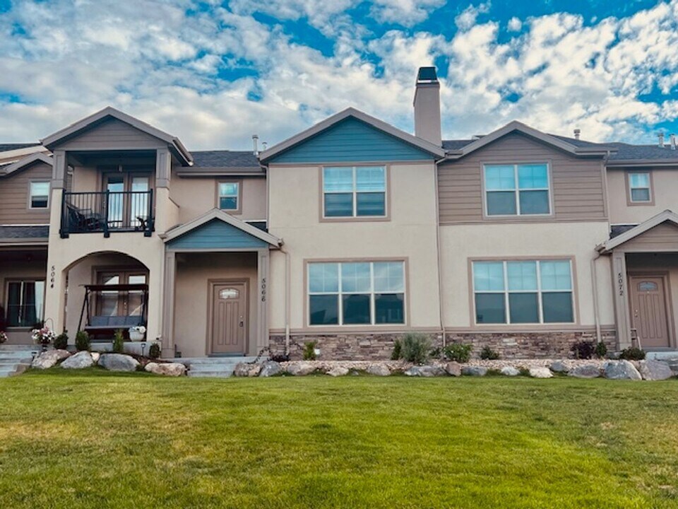 5066 W Valmont Way in Herriman, UT - Building Photo