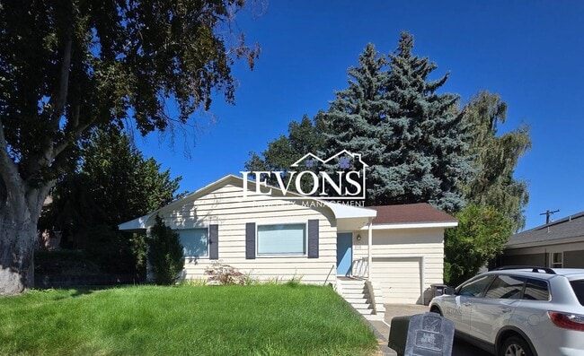 property at 215 S 36th Ave