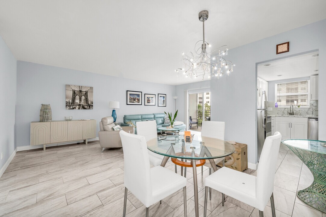 2731 NE 14th Street Cswy in Pompano Beach, FL - Foto de edificio