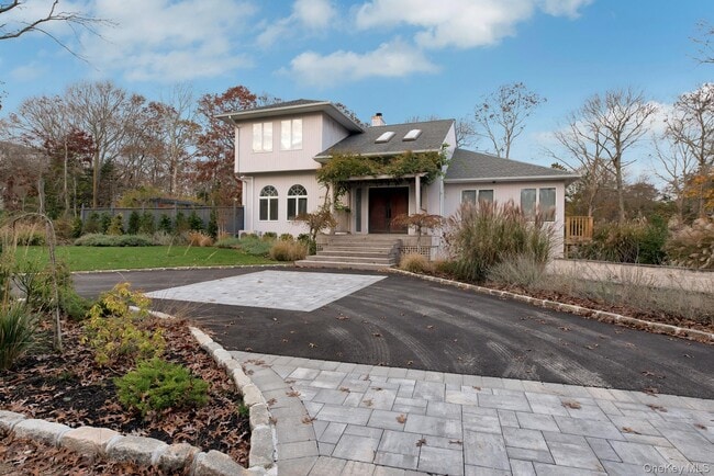 35 Bay Ave W in Hampton Bays, NY - Building Photo - Building Photo