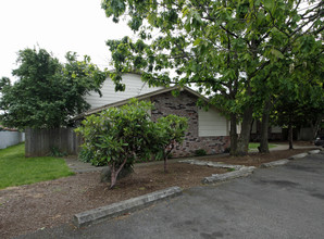 Mountain View Townhomes in Wood Village, OR - Building Photo - Building Photo