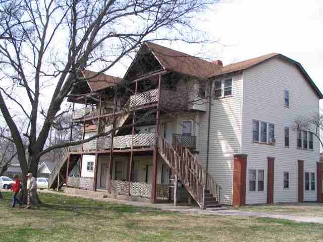 402 W Locust St in El Dorado, KS - Building Photo