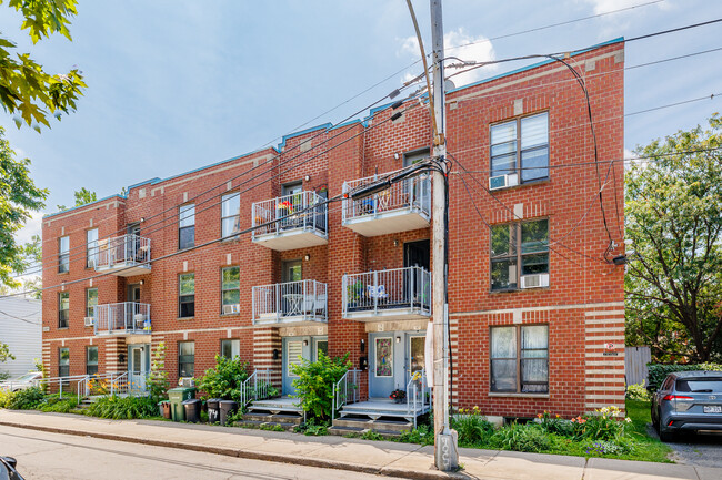 182 Bérard Rue in Montréal, QC - Building Photo - Building Photo