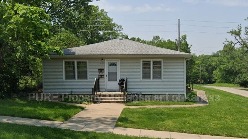 2503 SW Central Park Ave in Topeka, KS - Building Photo