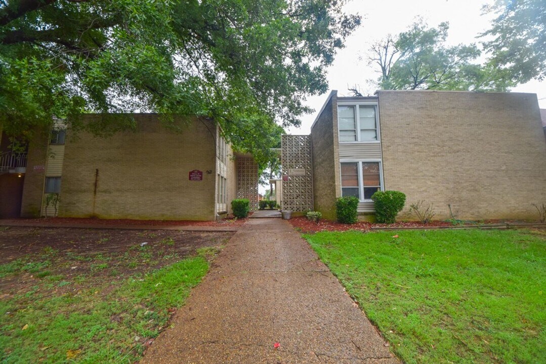 32 N Belvedere Blvd in Memphis, TN - Building Photo