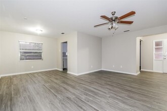 4810 Wynwood Dr in Tampa, FL - Building Photo - Building Photo