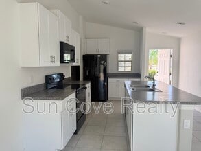 12136 MIracle Mile Dr in Riverview, FL - Building Photo - Building Photo