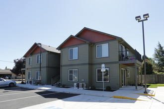 Crossfire Apartments in Lebanon, OR - Building Photo - Building Photo