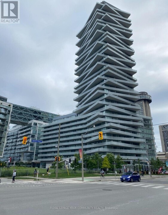 15 Queens Quay E in Toronto, ON - Building Photo