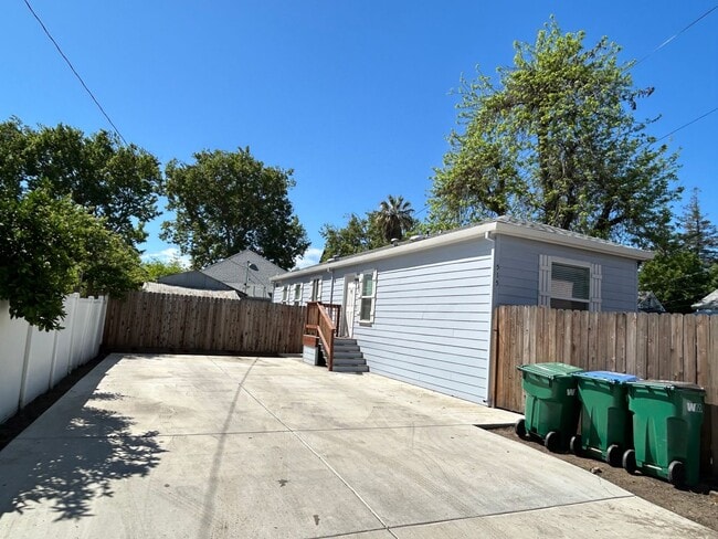 property at 515 E Walnut St