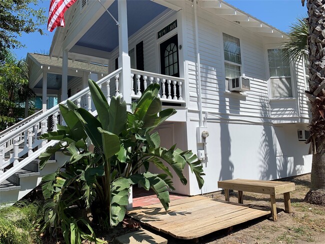 919 Avenue L in Galveston, TX - Foto de edificio - Building Photo