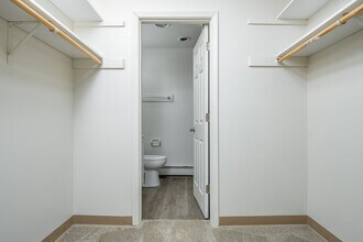 Springdale in Waukesha, WI - Foto de edificio - Interior Photo