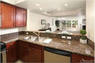 15206 Burbank Blvd in Sherman Oaks, CA - Building Photo - Building Photo