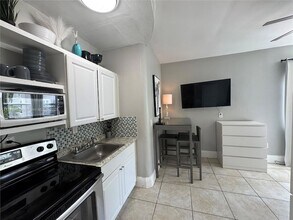 726 8th St, Unit 4 in Miami Beach, FL - Foto de edificio - Building Photo