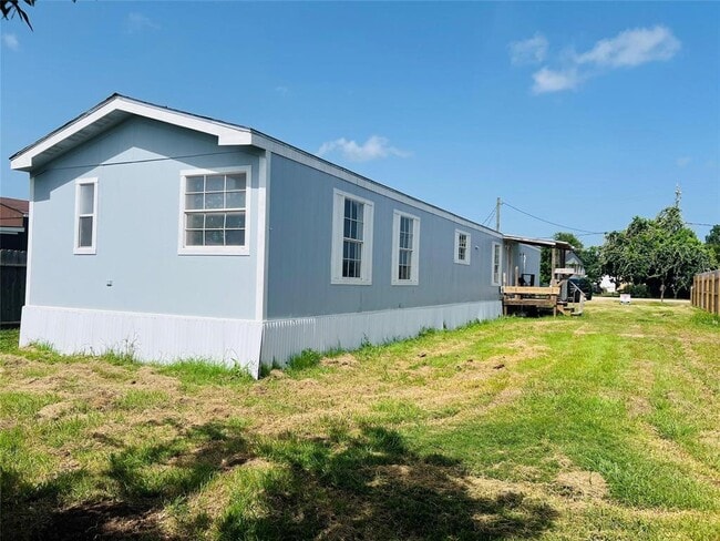 2525 Oyster Creek Bend in Freeport, TX - Building Photo - Building Photo