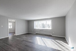 923 W Main St in New Britain, CT - Building Photo