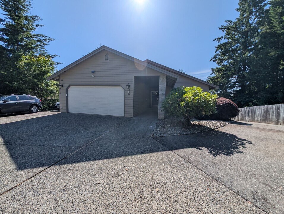 3931 Harbel Dr NE in Bremerton, WA - Building Photo