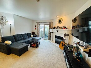 3150 W Government Way, Unit 407 in Seattle, WA - Building Photo - Building Photo