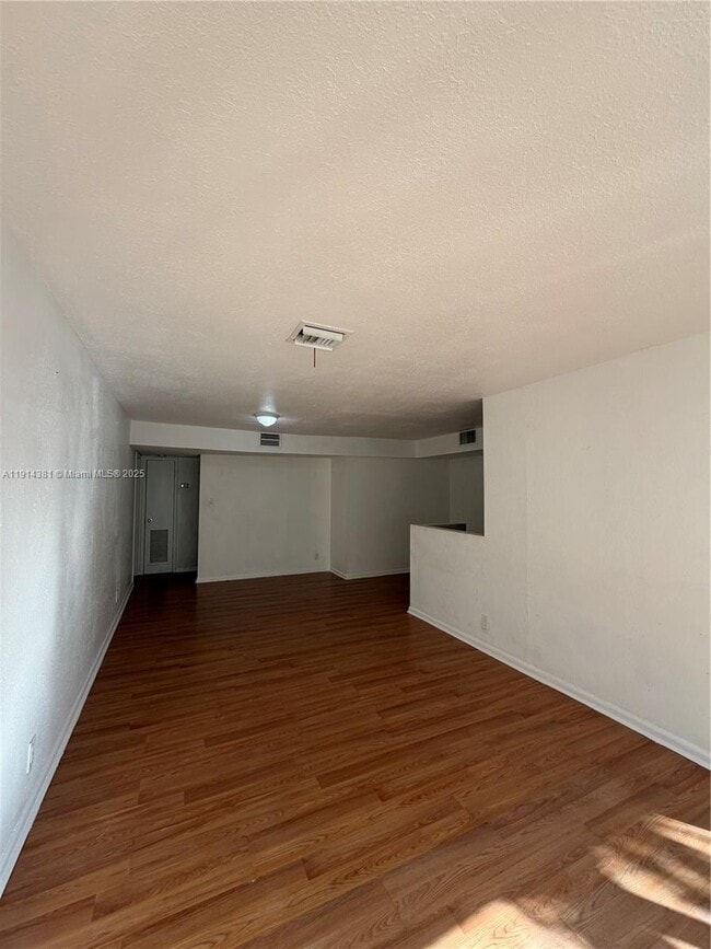 125 SW 1st Ave in Hallandale Beach, FL - Building Photo - Building Photo