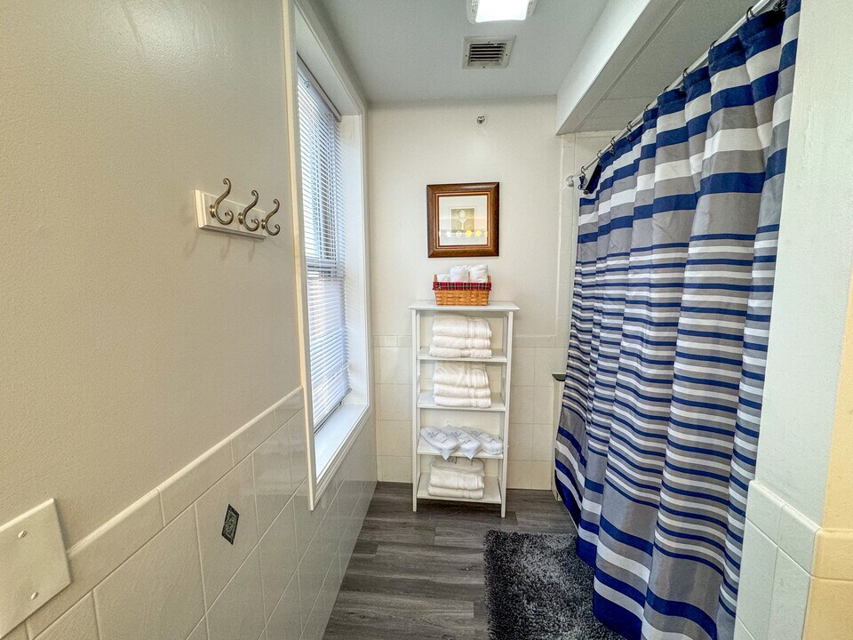 7 Harvard Sq, Unit 3B in Brookline, MA - Building Photo