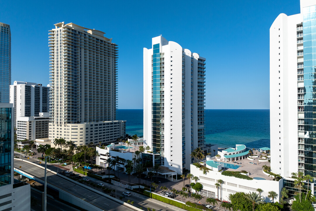 Oceania III in Sunny Isles Beach, FL - Building Photo