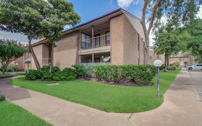 9000 Bissonnet St in Houston, TX - Foto de edificio - Building Photo