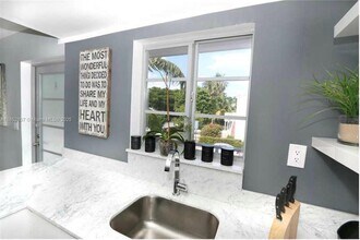 1050 7th St in Miami Beach, FL - Building Photo - Building Photo