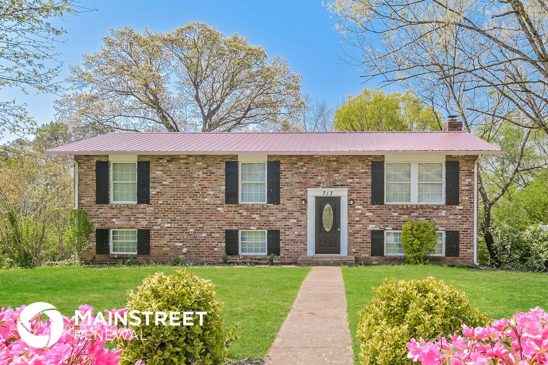 713 W Meadecrest Dr in Knoxville, TN - Building Photo