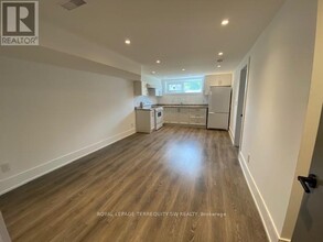 120 Elvaston Dr in Toronto, ON - Building Photo - Building Photo