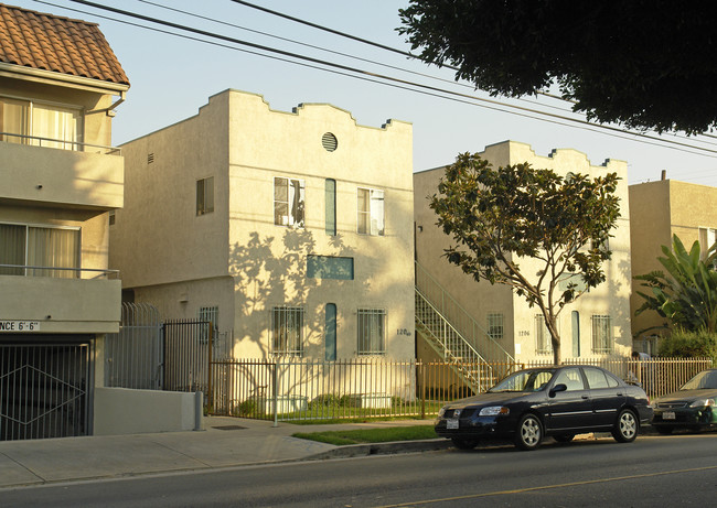 Hollywoodland Apartments in Los Angeles, CA - Foto de edificio - Building Photo