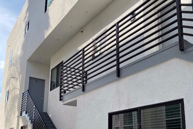 2826 S Norton Ave, Unit 4 in Los Angeles, CA - Foto de edificio - Building Photo