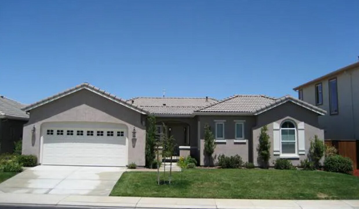 1321 Oasis Ln in Patterson, CA - Building Photo