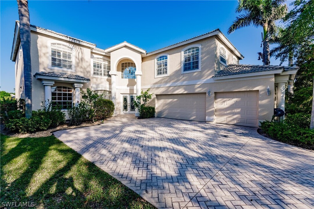 2356 Heritage Greens Dr in Naples, FL - Building Photo