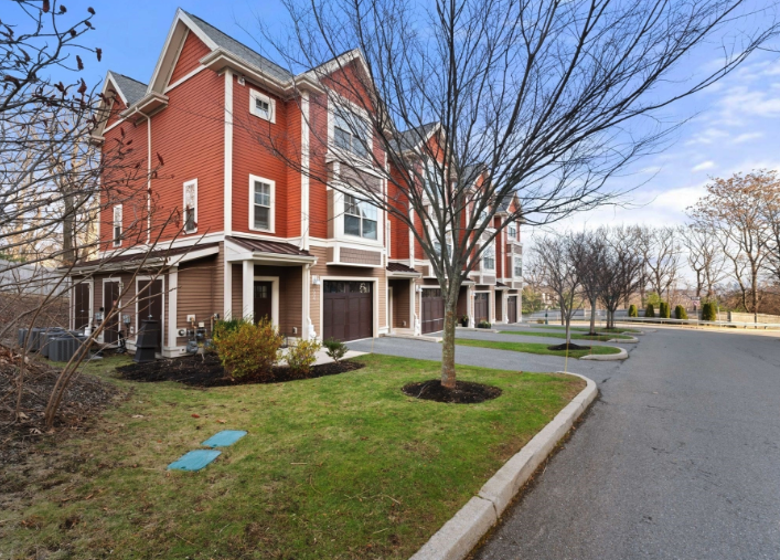 2004 Symmes Cir in Arlington, MA - Building Photo