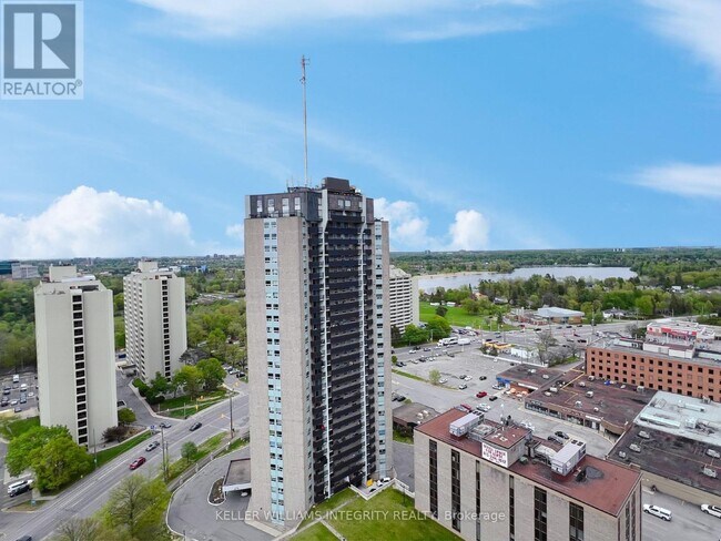 900-2900 Dynes Rd in Ottawa, ON - Building Photo - Building Photo