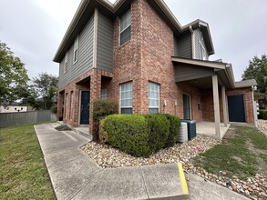 87 Chapel Hill Circle in San Antonio, TX - Foto de edificio - Building Photo