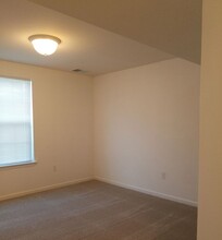 2102 E Oak Rd in Vineland, NJ - Building Photo - Building Photo