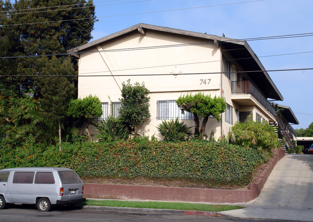 747 Venice Way in Inglewood, CA - Building Photo