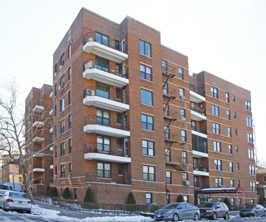 7401 Shore Rd in Brooklyn, NY - Foto de edificio