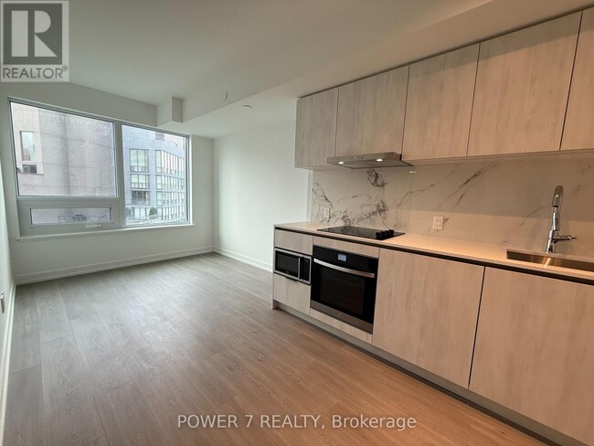 8-2808 Wellesley St W in Toronto, ON - Building Photo - Building Photo